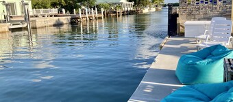 Wow!!!  Deep Water Canal, Swimspa Pool, Kayaks, Walk to Ocean Front Tiki Bar!!