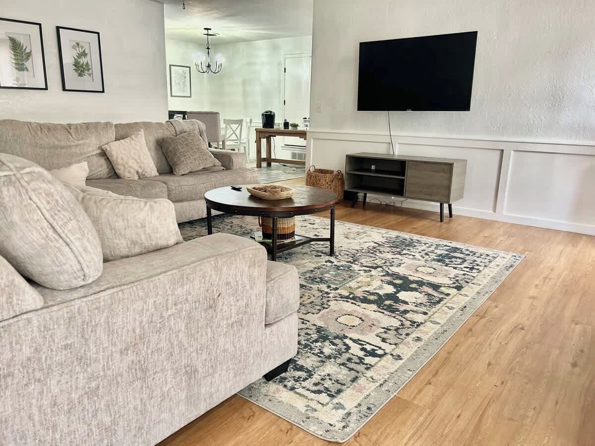 Televisión, chimenea y oficina 