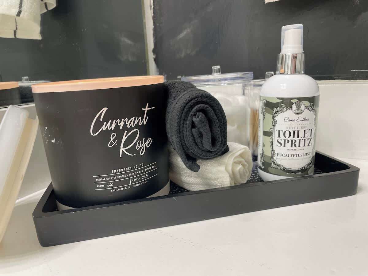 Duschwanne, Haartrockner, Handtücher