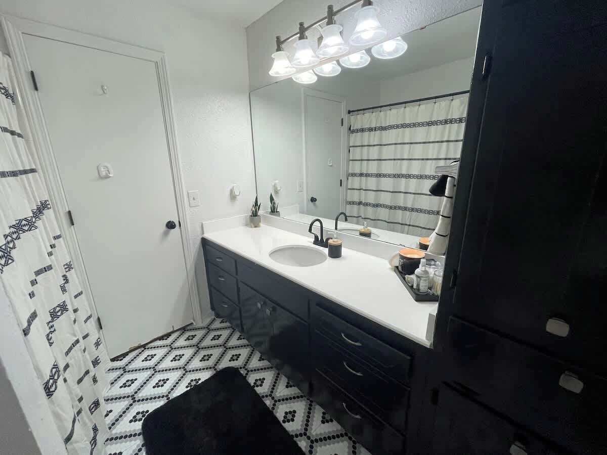 Tina con regadera, secadora de cabello, toallas 