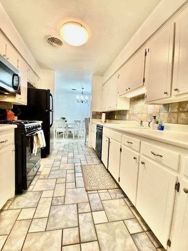 5 Bed Sleeps 11 - 3brm 2 bath, garage