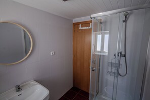 Dusche, Haartrockner, Handtücher