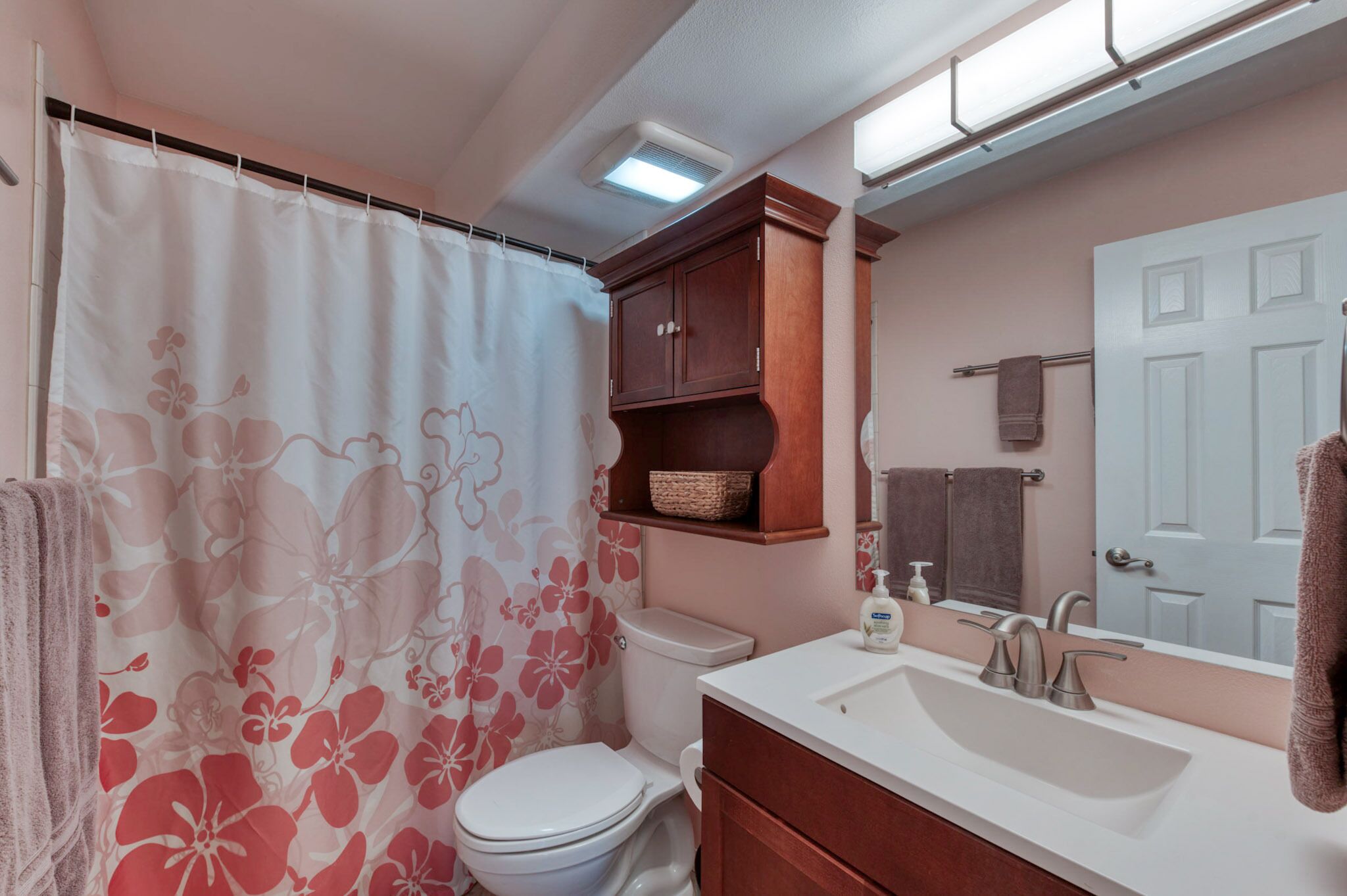 Combined shower/tub, towels, soap, toilet paper