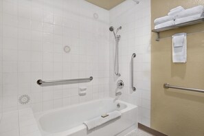 Bathtub, free toiletries, hair dryer, towels - South Tacoma Suites (Tacoma)