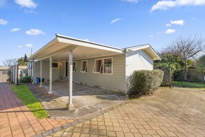 Exterior - The Lake Escape - Taupo Holiday Home (Taupo Central)
