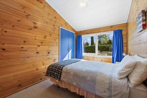 3 bedrooms, iron/ironing board, WiFi, bed sheets - The Lake Escape - Taupo Holiday Home (Taupo Central)
