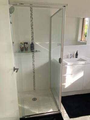 Badewanne, Haartrockner, Handtücher, Seife
