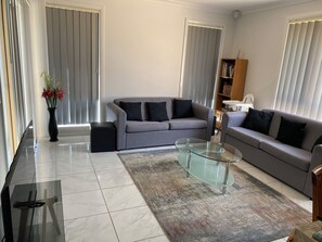 Televisor intel ·ligent, llibres i oficines 