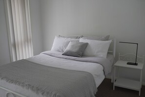 3 dormitoris, escriptori, planxa i posts de planxar i wifi gratuïta 