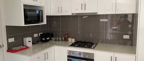 Réfrigérateur, micro-ondes, four, plaque de cuisson