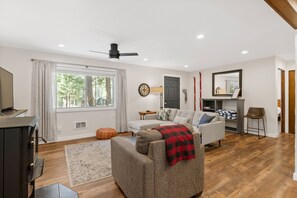 Smart TV, fireplace, books - Walk to Village, Sharc Passes, Air Conditioning, King Bed, Bikes (Sunriver)