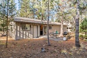 Outdoor dining - Walk to Village, Sharc Passes, Air Conditioning, King Bed, Bikes (Sunriver)