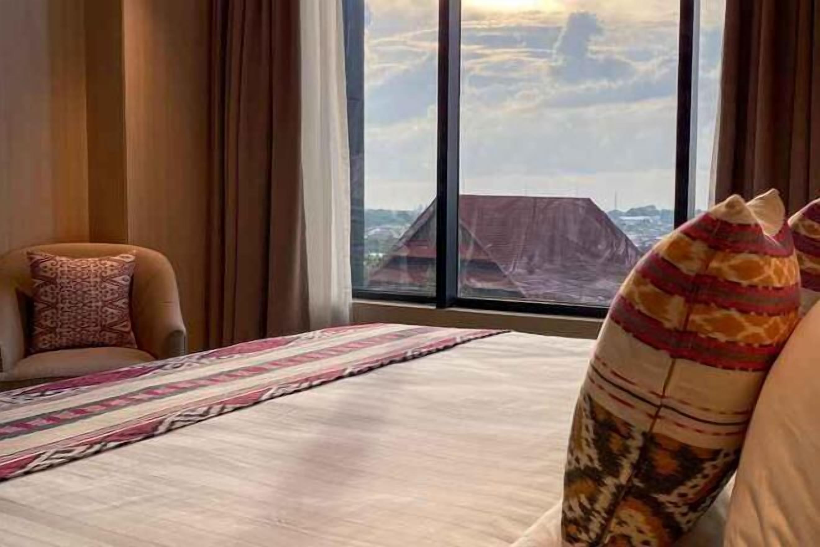 Safe på rommet, skrivebord, skrivebord for bærbar PC og sengetøy