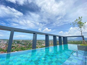 Piscina externa, espreguiçadeiras