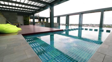 Piscina externa, espreguiçadeiras