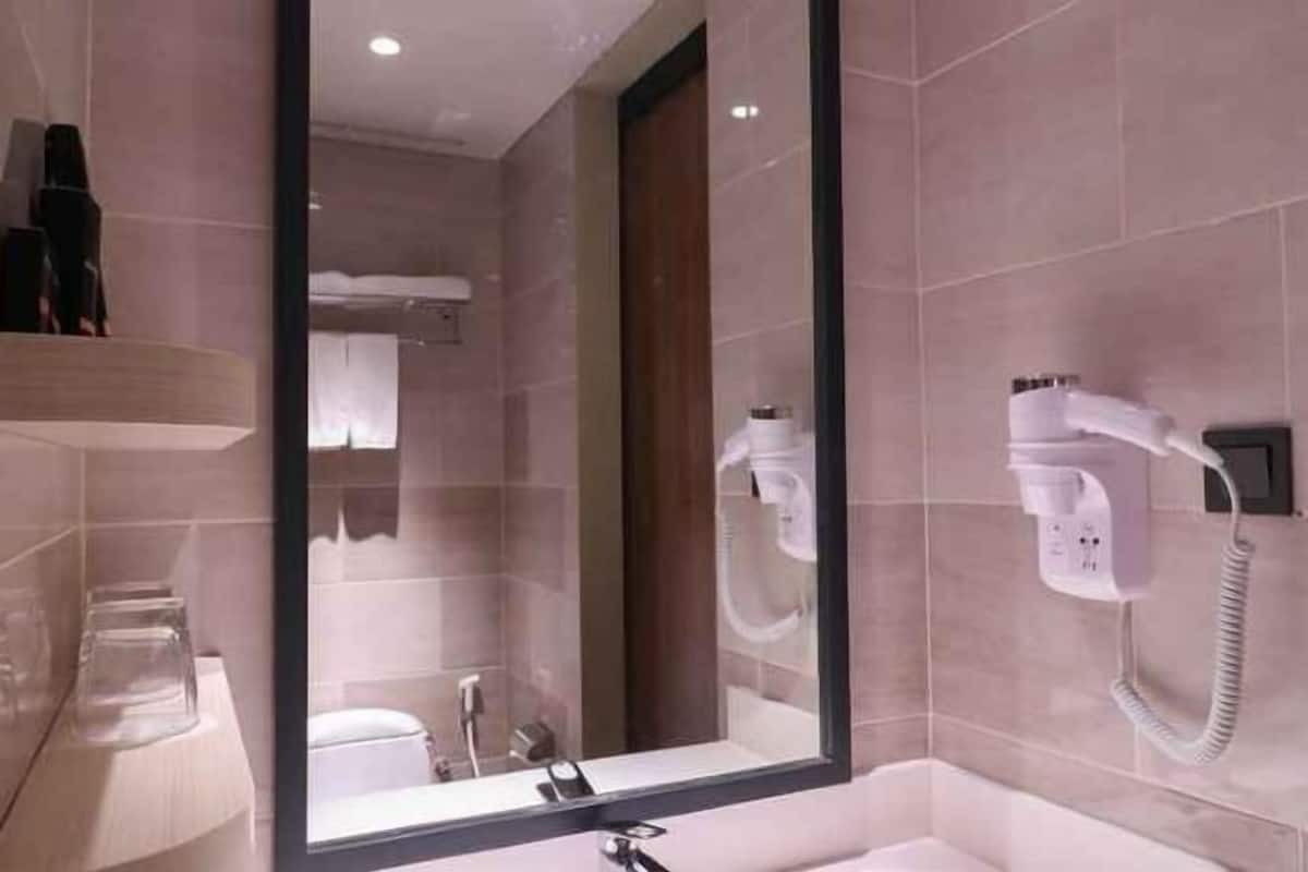 Een douche, een haardroger, pantoffels, handdoeken