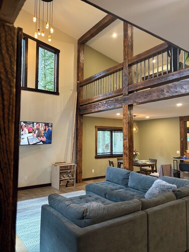🔥🏔️Modern Luxury Cabin by Mt Baker, Hot Tub, Designer Interior, Black Diamond Inn