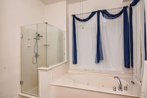 Ducha, bañera de hidromasaje, secador de pelo y champú