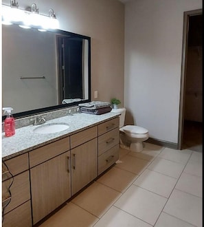 Bathroom - 2 Bedroom 2 Bath Very Spacious (Atlanta)