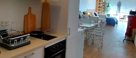 Refrigerador, microondas, horno, tetera/pava eléctrica