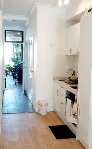 Køleskab, mikrobølgeovn, ovn, elkedel