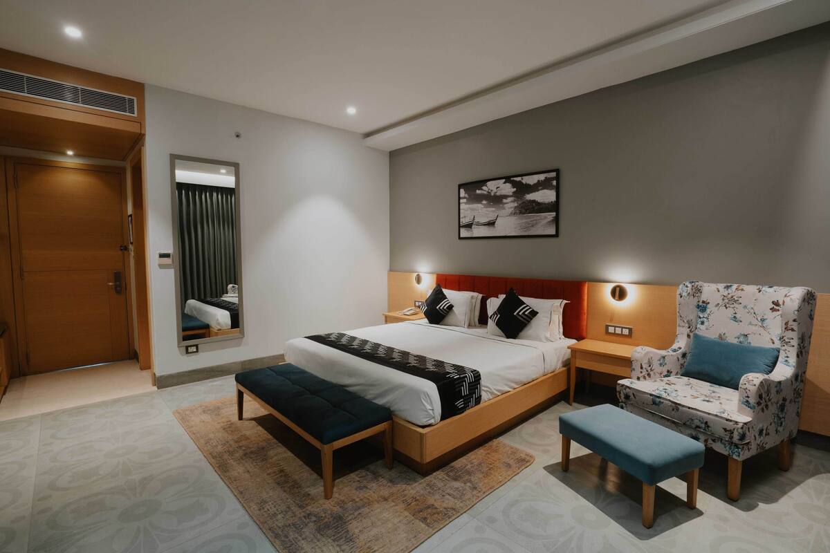 Spacious Superior Room | Desk, iron/ironing board, rollaway beds (free), bed sheets