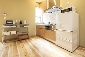 Réfrigérateur, micro-ondes, plaque de cuisson, cafetière/bouilloire