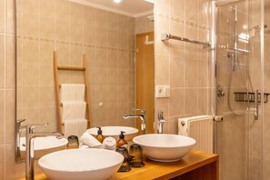 Dusche, Haartrockner, Handtücher
