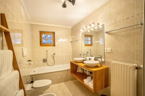 Suihku, hiustenkuivaaja, pyyhkeet