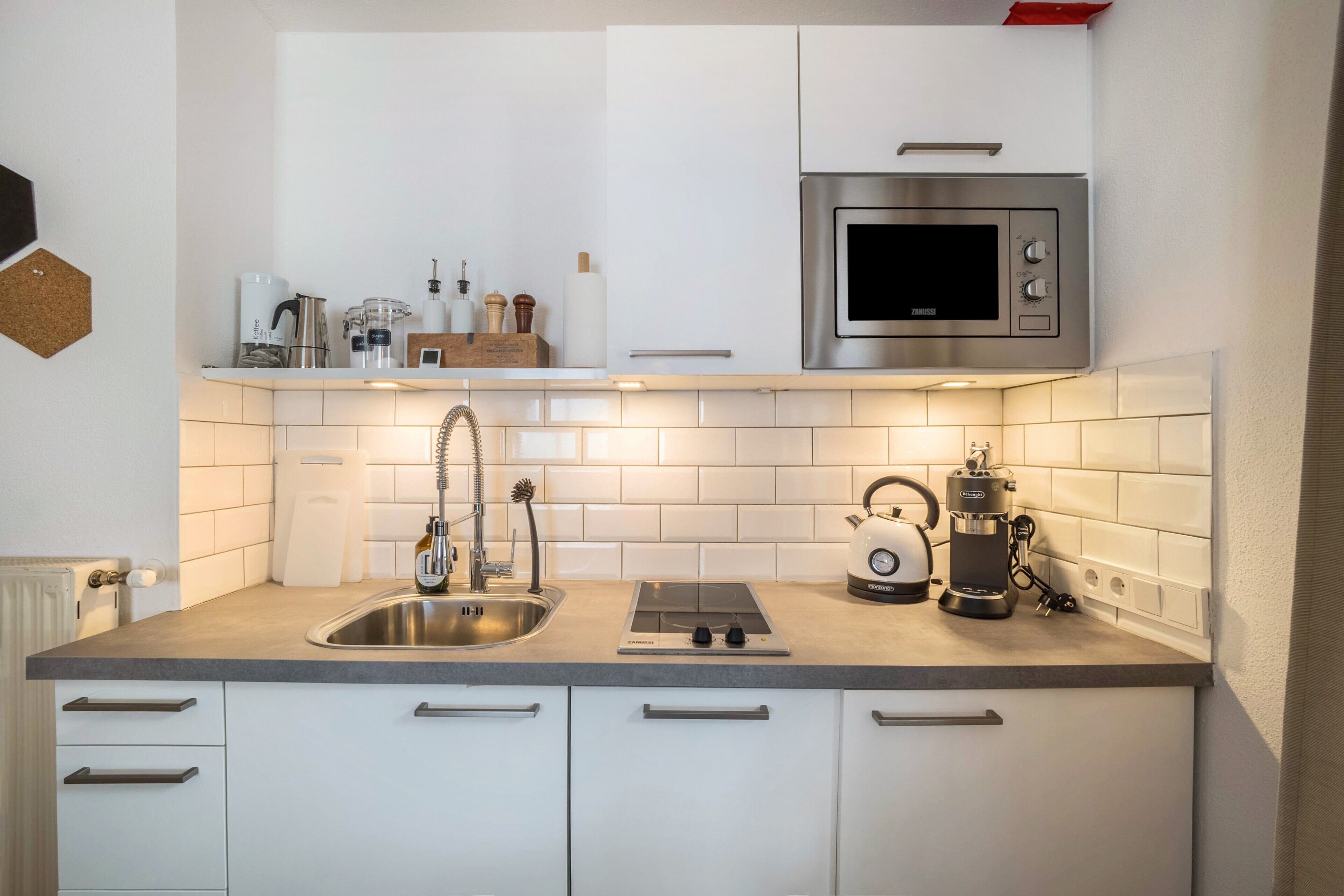 Réfrigérateur, micro-ondes, plaque de cuisson, lave-vaisselle