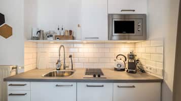 Réfrigérateur, micro-ondes, plaque de cuisson, lave-vaisselle