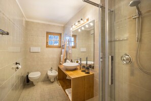 Douche, sèche-cheveux, serviettes fournies