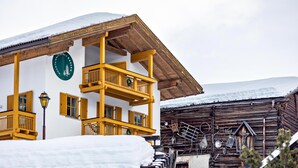 A traditional wooden building with balconies and a sign indicating it is a mountain residence. - Apartment "Mountain Residence Kasern Nr 3" with Mountain View, Garden & Wi-Fi (Prettau)