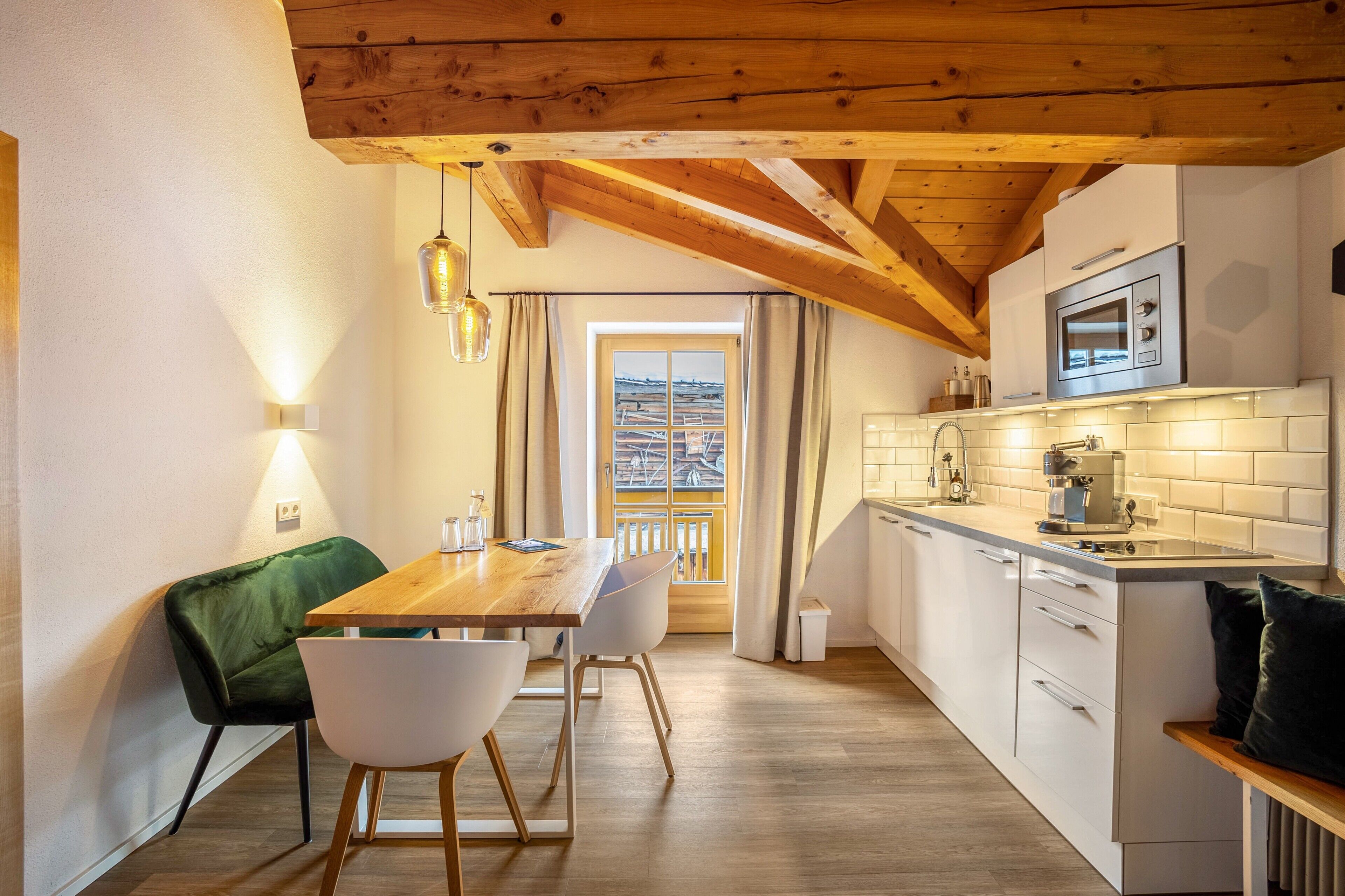 Réfrigérateur, micro-ondes, plaque de cuisson, lave-vaisselle