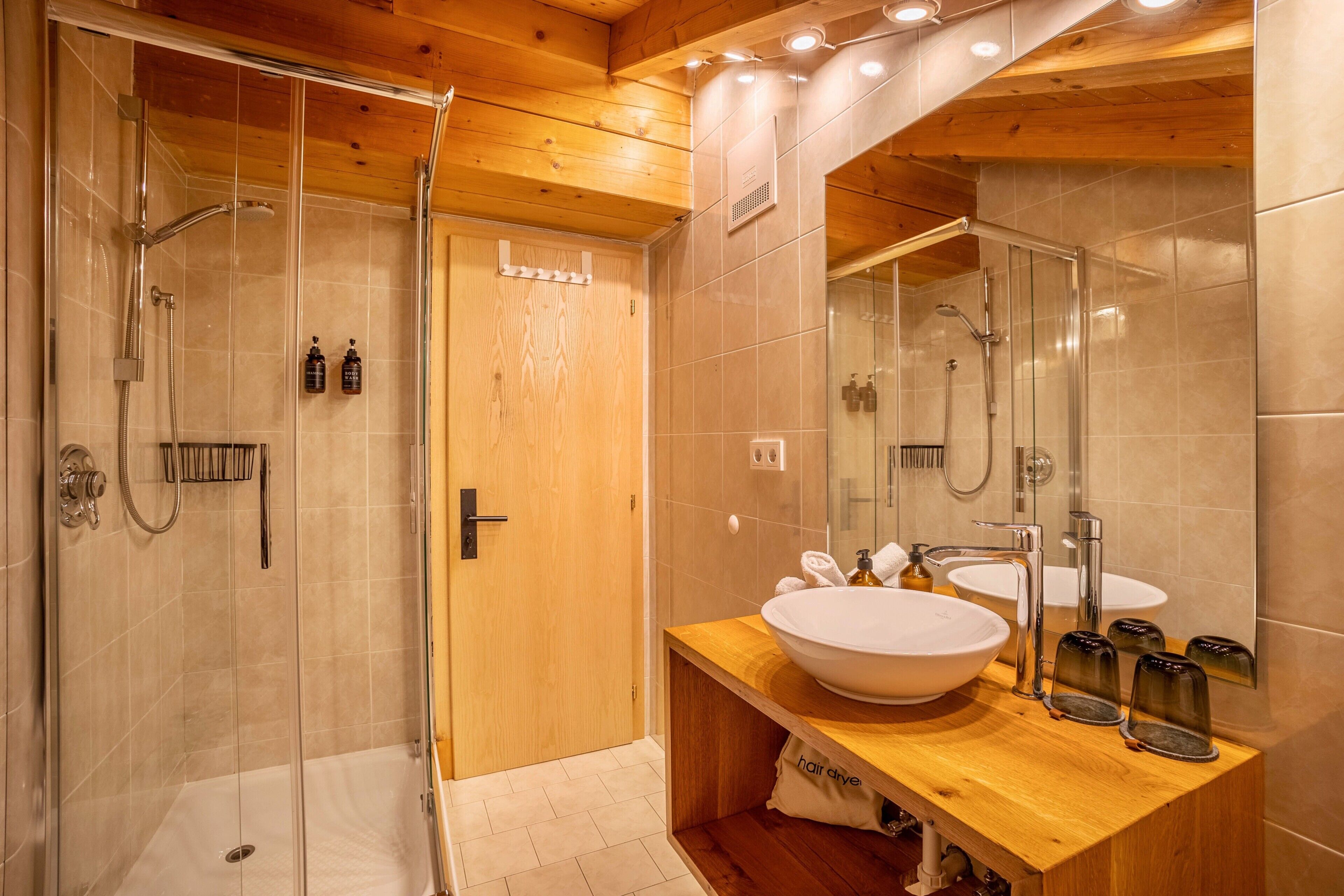 Dusche, Haartrockner, Handtücher