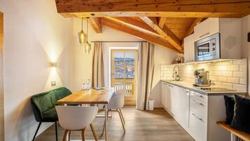 Kühlschrank, Mikrowelle, Herdplatte, Geschirrspüler