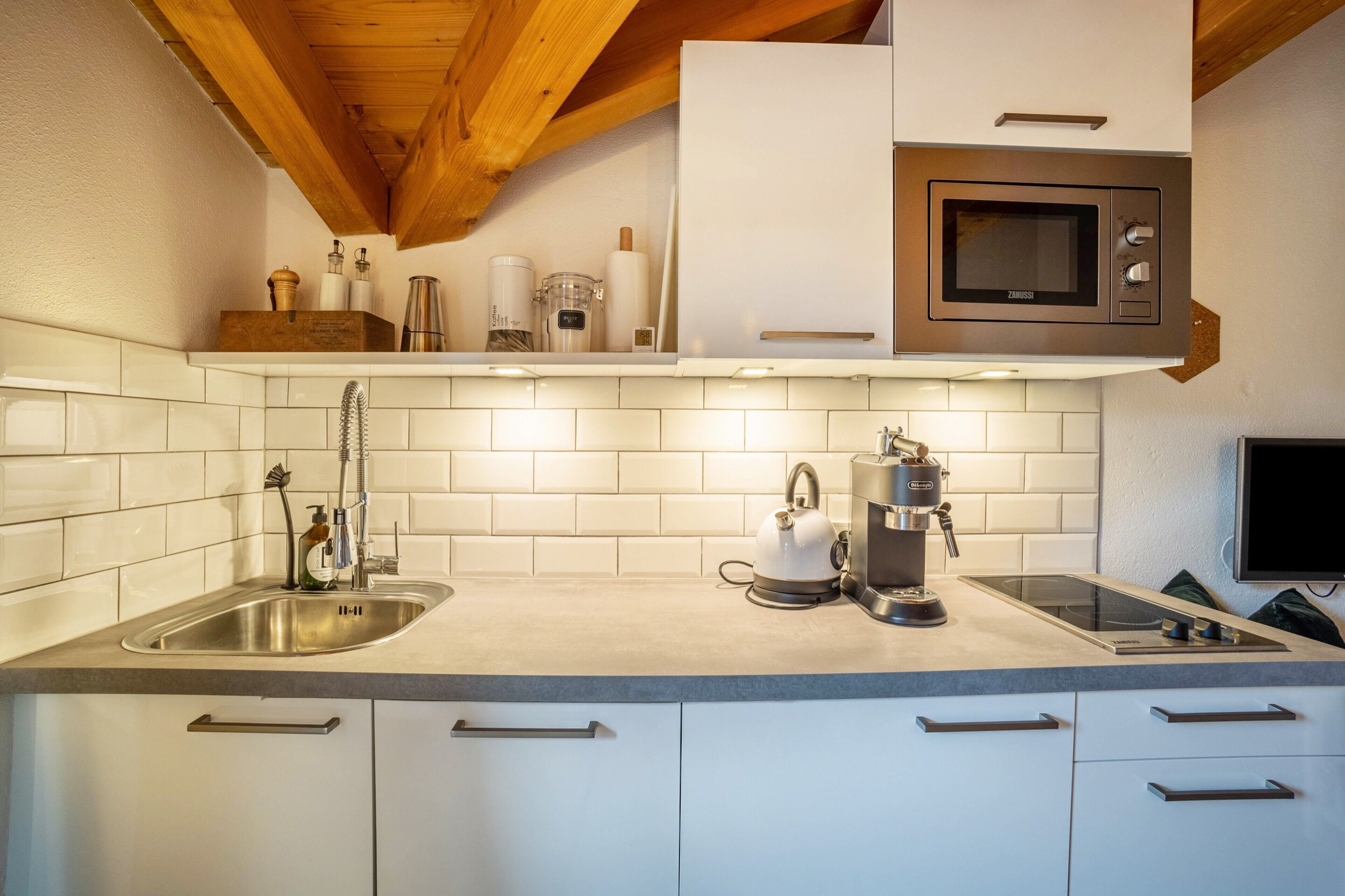 Réfrigérateur, micro-ondes, plaque de cuisson, lave-vaisselle