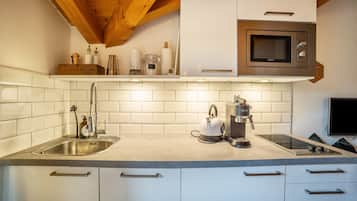 Réfrigérateur, micro-ondes, plaque de cuisson, lave-vaisselle