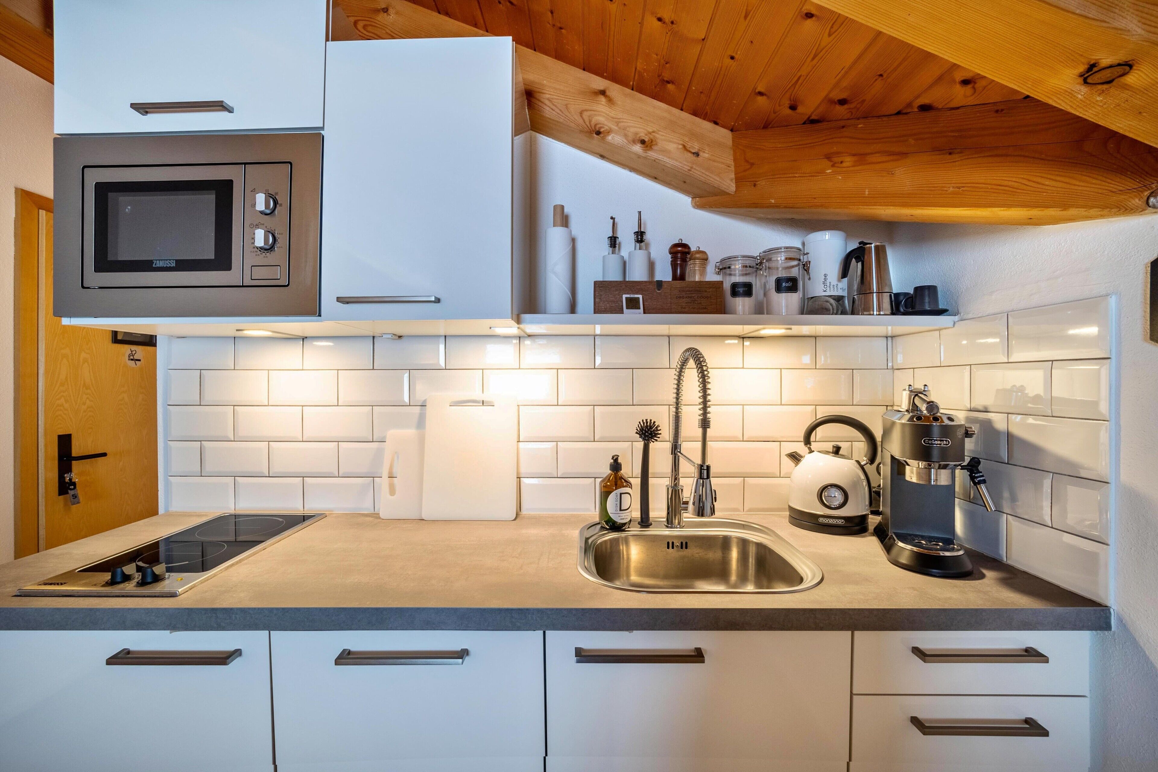 Geladeira, micro-ondas, cooktop, lava-louças