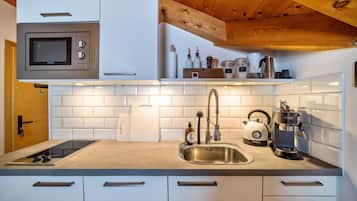 Geladeira, micro-ondas, cooktop, lava-louças