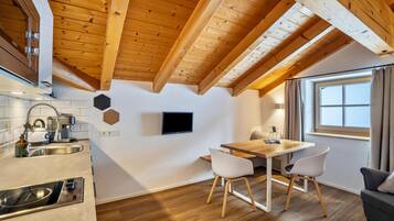 Frigorifero, microonde, piano cottura, lavastoviglie