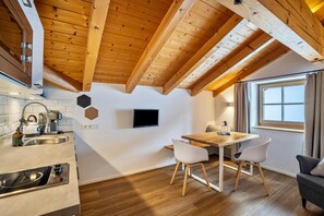 Frigorífico, microondas, placa de cocina y lavavajillas