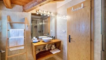 Een douche, een haardroger, handdoeken