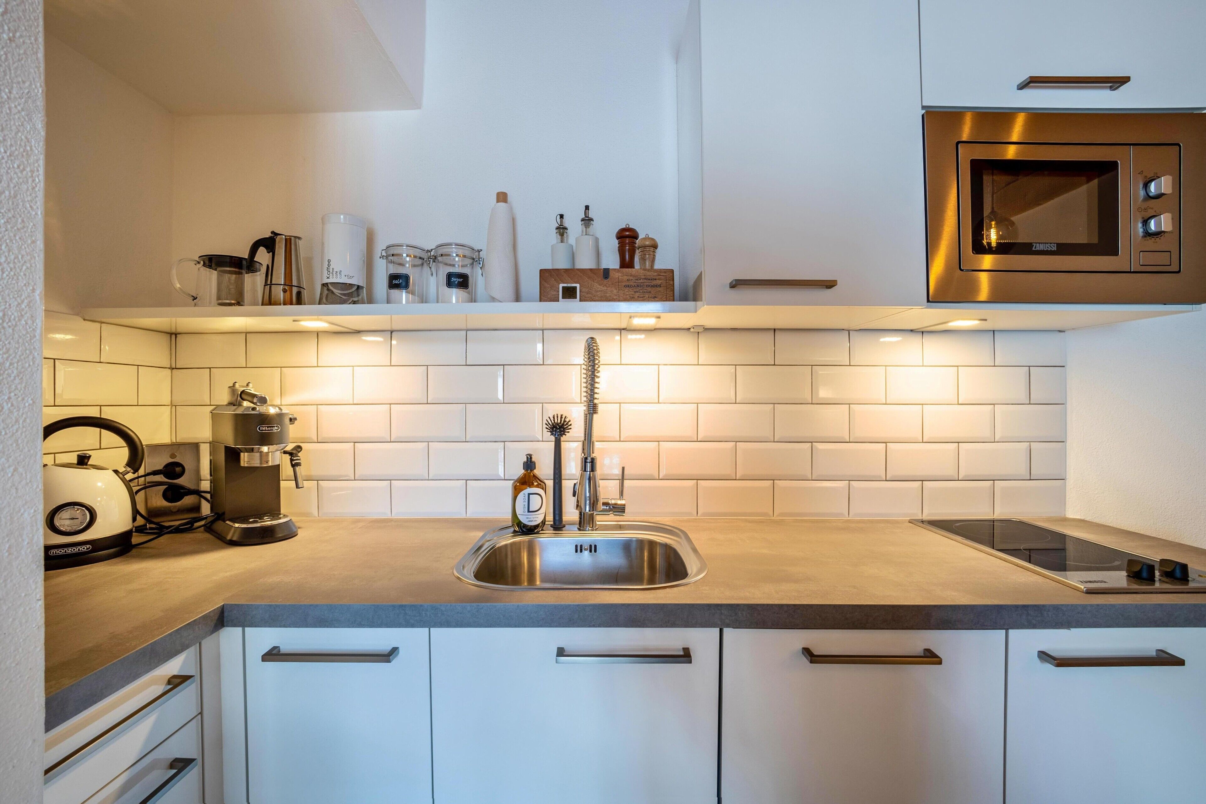 Réfrigérateur, micro-ondes, plaque de cuisson, lave-vaisselle