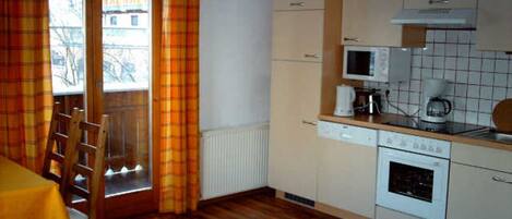 Kühlschrank, Mikrowelle, Ofen, Geschirrspüler