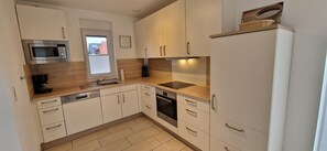 Kühlschrank, Mikrowelle, Ofen, Geschirrspüler