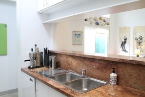 Casa de diseñador | Cocina privada | Refrigerador con congelador, microondas, horno y parrilla de estufa