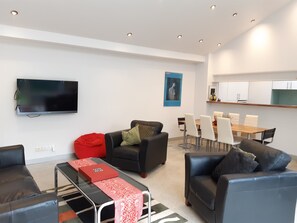 Design House | Living room | 46-inch Smart TV with digital channels, TV, Netflix - StayCentral - Fairfield 4Br Home (Fairfield)