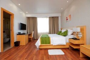 Ropa de cama de alta calidad, minibar y escritorio 