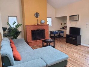 Smart TV, fireplace - A cozy place to relax and unwind minutes away from Camelback Mountain Resort (Tannersville)